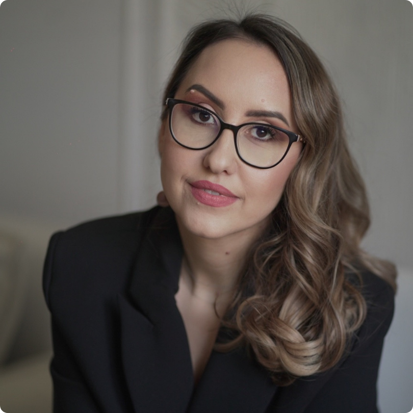 Adriana Roman este psiholog, autor Bookzone și consultant în branding